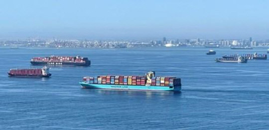 미국 서부 항만 정체가 해소될 기미를 보이지 않고 있는 가운데 향후 2주간 40여척의 배가 추가로 입항하는 것으로 나타났다. 사진은 미국 로스앤젤레스(LA) 항과 롱비치 항에 화물을 내리기 위해 대기 중인 컨테이너선의 모습. <연합뉴스>